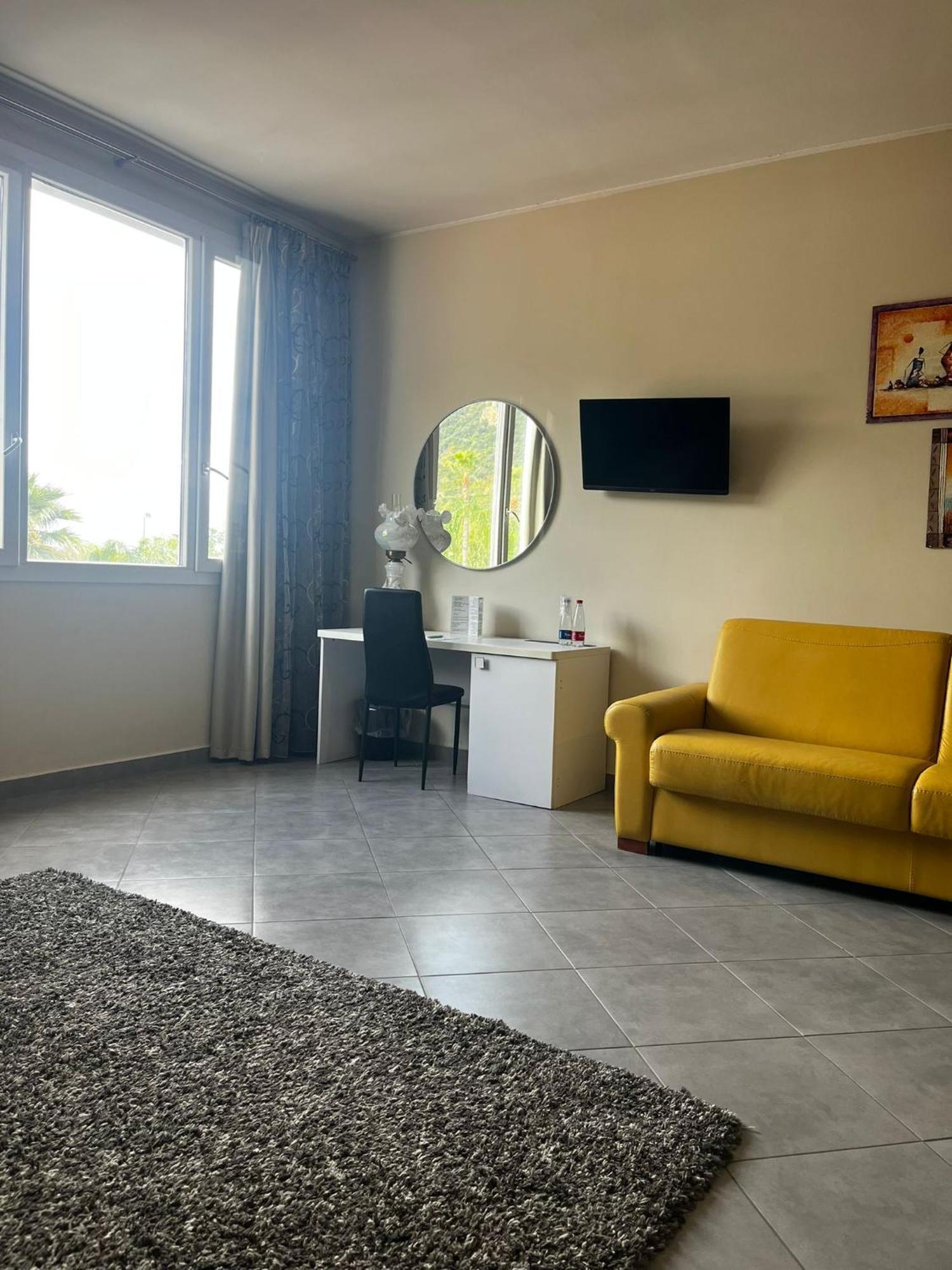 Hotel Saturday Palma Campania ภายนอก รูปภาพ